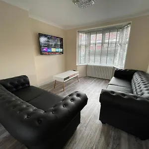Modern 4-bedroom Entire House With Garden Holiday home Uxbridge